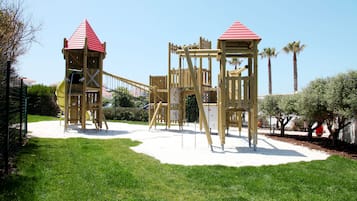 Área de juegos infantiles al aire libre