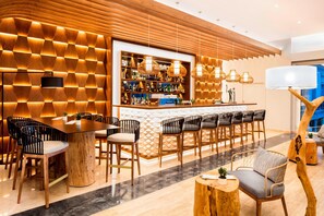 Lobby lounge, ocean views, open daily