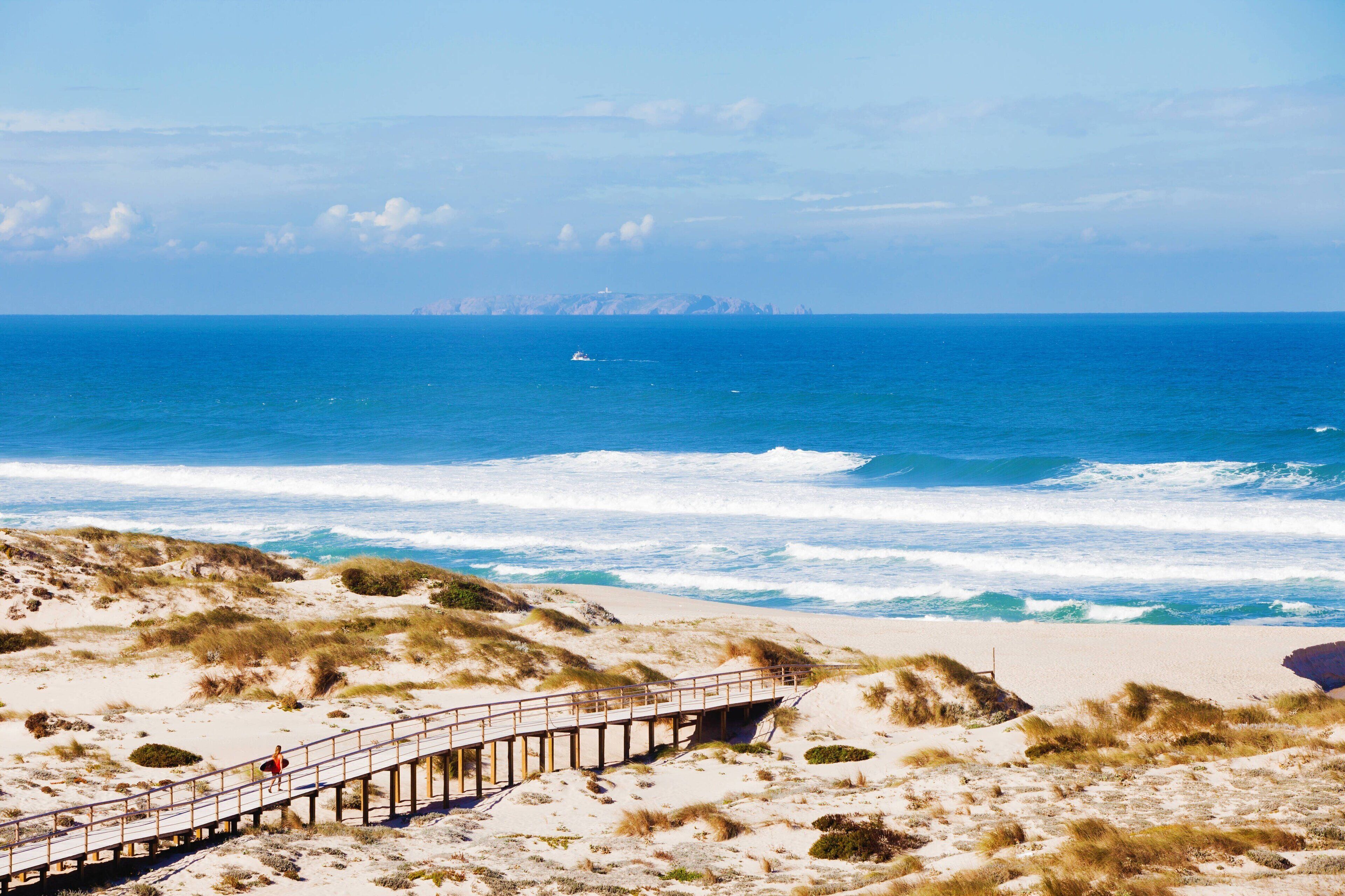 beach nearby, white sand, sun-loungers, beach umbrellas
