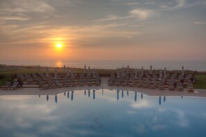 Piscina coberta, piscina a l'aire lliure, para-sols i gandules