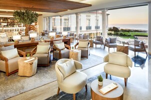 Salón en el lobby, con vista al mar, abre todos los días