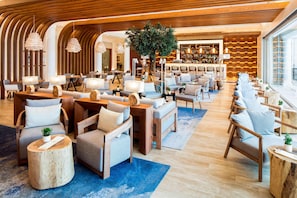 Lounge al vestíbul amb vistes al mar que obre cada dia