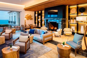 Salón en el lobby, con vista al mar, abre todos los días