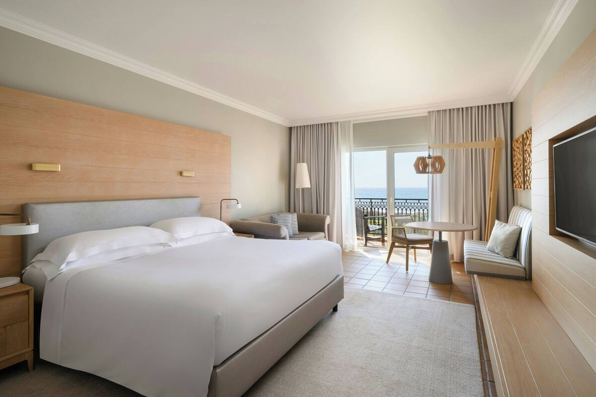 Room, 1 King Bed, Oceanfront | Hypo-allergenic bedding, down duvets, minibar, in-room safe