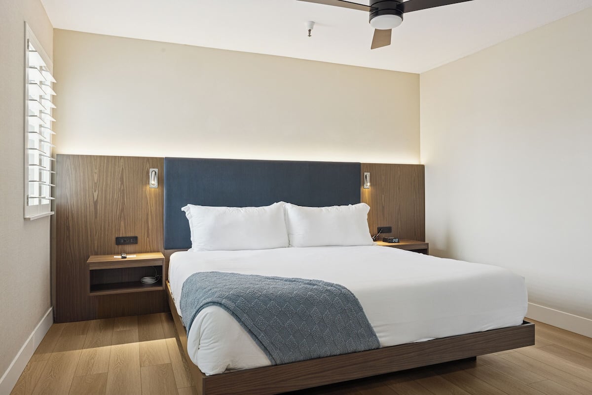 Standard Room, 1 King Bed | Premium bedding, memory foam beds, individually furnished