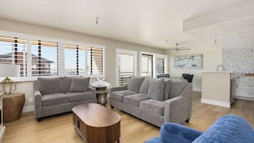 Luxury King-Queen-Sofa (Family Suite) Full Harbor View – Non Pet Friendly | Living area | Flat-screen TV