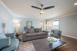 Luxury King-Sofa (Corner Suite) Full Harbor View â Non Pet Friendly | Coin sĂ©jour | TĂ©lĂ©vision Ă Ă©cran plat