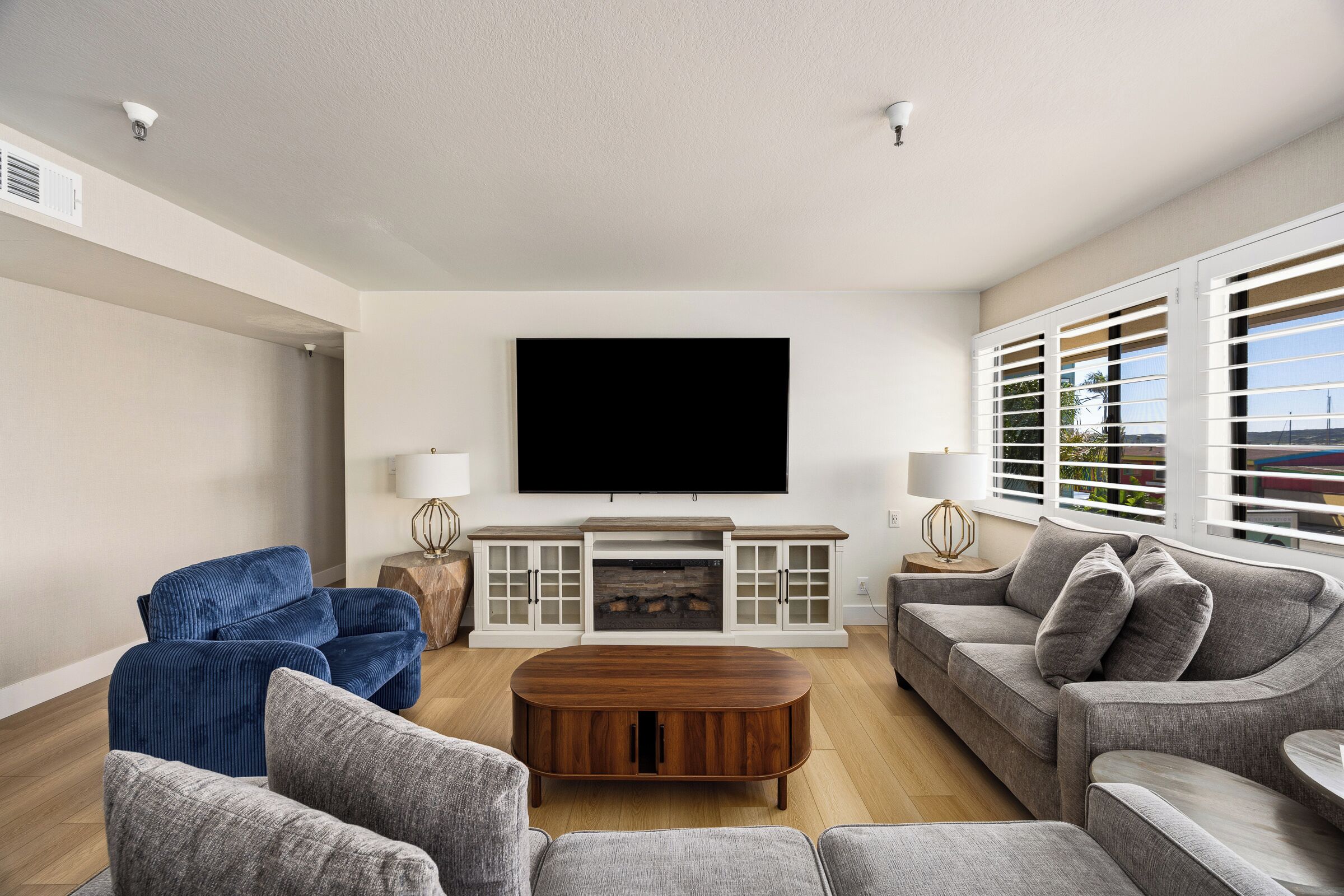 Luxury King-Queen-Sofa (Family Suite) Full Harbor View – Non Pet Friendly | Living area | Flat-screen TV