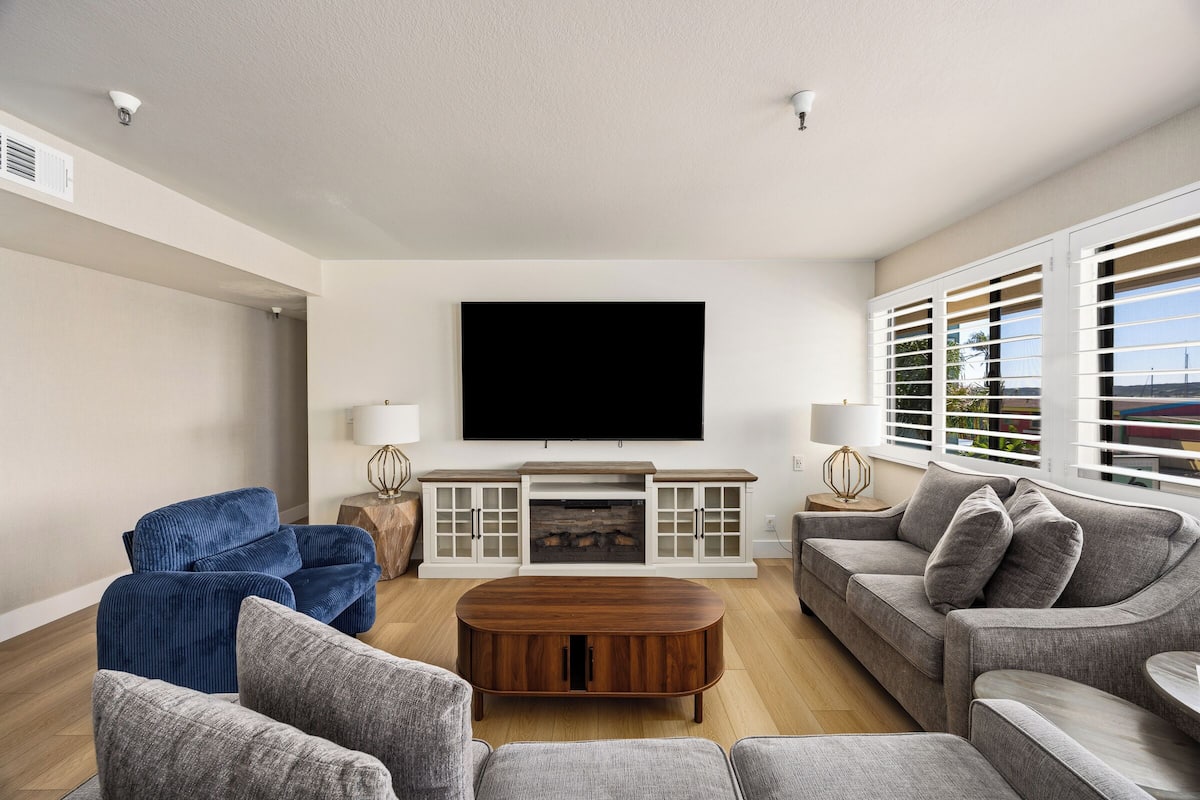 Luxury King-Queen-Sofa (Family Suite) Full Harbor View – Non Pet Friendly | Living area | Flat-screen TV