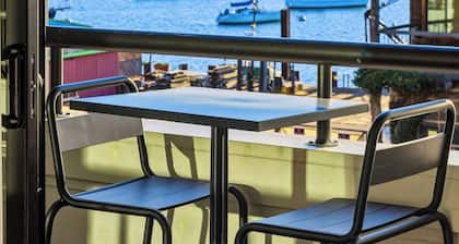 456 Embarcadero Inn & Suites