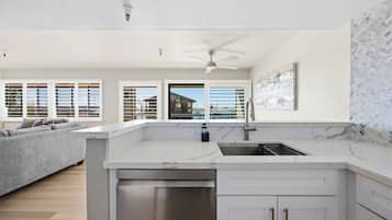 Luxury King-Queen-Sofa (Family Suite) Full Harbor View – Non Pet Friendly | Private kitchen