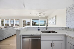 Luxury King-Queen-Sofa (Family Suite) Full Harbor View – Non Pet Friendly | Cuisine privée