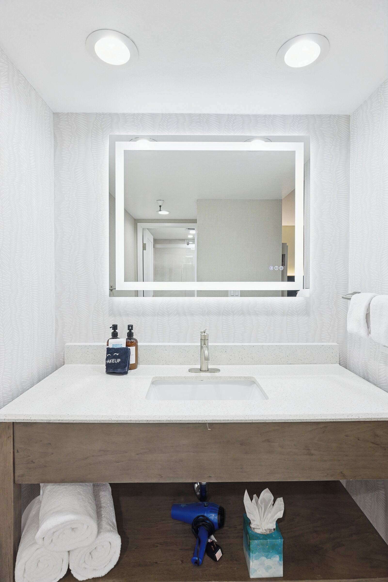 Standard Room, 1 King Bed | Bathroom | Free toiletries, hair dryer, bathrobes, towels