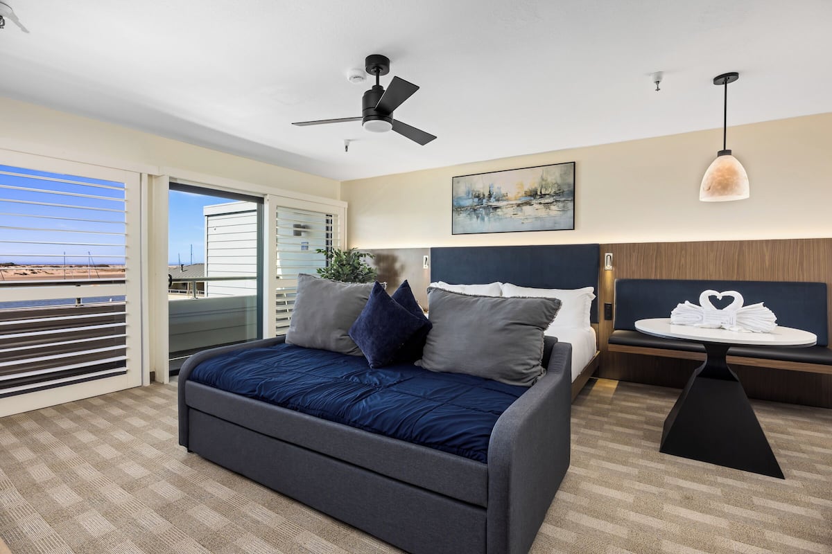 Luxury King (Mini Suite) Full Harbor View – Non Pet Friendly | 高級寢具、記憶床墊、布置獨特、筆電工作空間