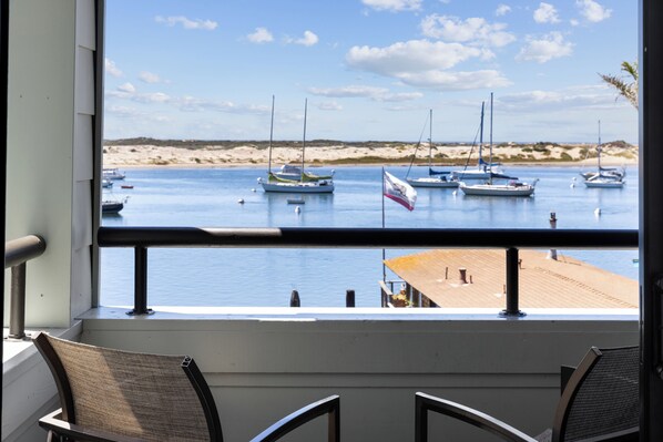 Premium bedding, memory foam beds, individually furnished - 456 Embarcadero Inn & Suites (Morro Bay)