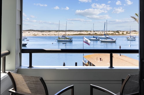 456 Embarcadero Inn & Suites