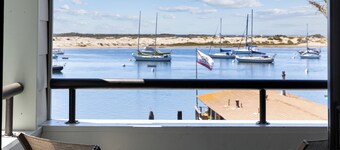 456 Embarcadero Inn & Suites