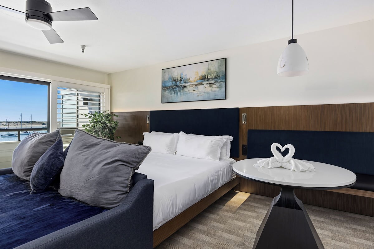Luxury King (Mini Suite) Full Harbor View – Non Pet Friendly  | Bộ đồ giường cao cấp, nệm cao su hoạt tính (memory foam) 