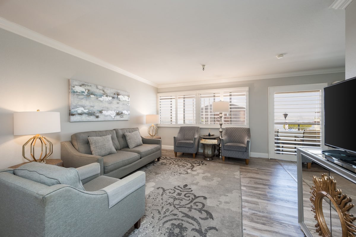 Luxury King-Queen-Sofa (Family Suite) Full Harbor View – Non Pet Friendly | Living room | Flat-screen TV