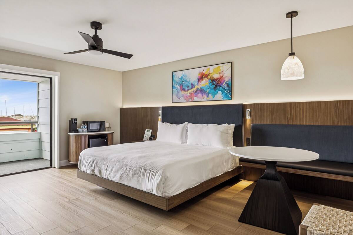 Phòng Deluxe, 1 giường cỡ king, quang cảnh một góc biển | Bộ đồ giường cao cấp, nệm cao su hoạt tính (memory foam) 
