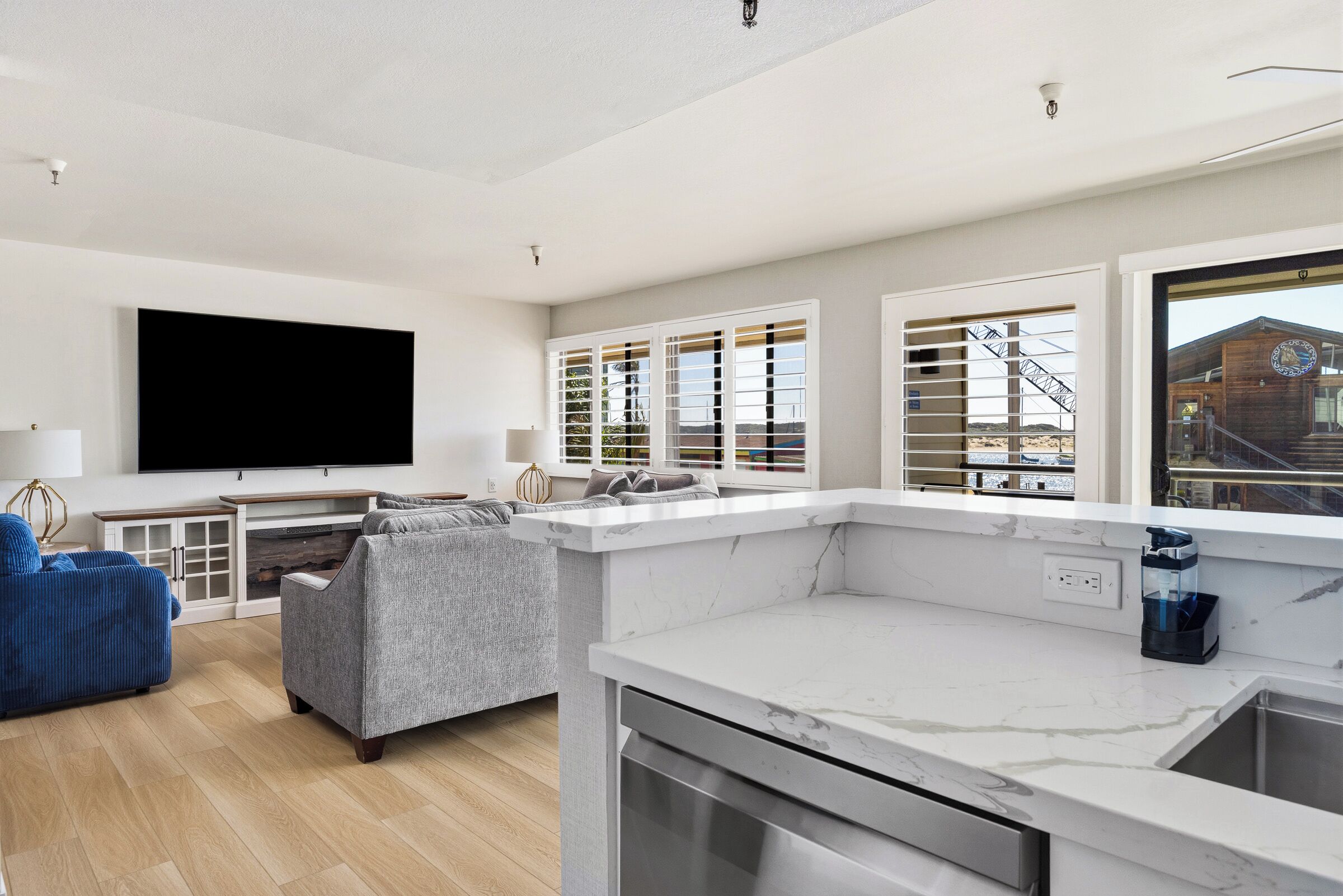 Luxury King-Queen-Sofa (Family Suite) Full Harbor View – Non Pet Friendly | 私人廚房 | 雪櫃、微波爐、咖啡機/沖茶器