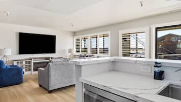 Luxury King-Queen-Sofa (Family Suite) Full Harbor View – Non Pet Friendly | Cocina privada | Frigorífico, microondas y cafetera o tetera