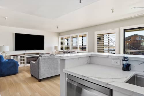 Luxury King-Queen-Sofa (Family Suite) Full Harbor View – Non Pet Friendly | Private kitchen