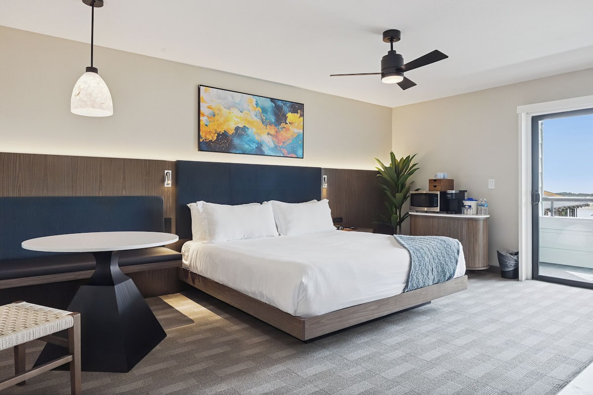 Phòng Deluxe, 1 giường cỡ king, quang cảnh biển | Bộ đồ giường cao cấp, nệm cao su hoạt tính (memory foam) 