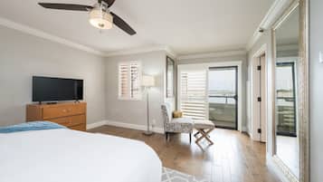Luxury King-Sofa (Corner Suite) Full Harbor View – Non Pet Friendly | Baño | Amenidades de baño gratuitas, secadora de cabello, batas, toallas