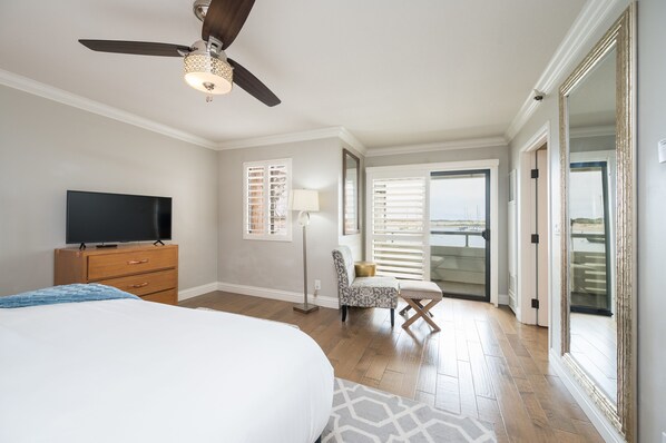 Luxury King-Sofa (Corner Suite) Full Harbor View â Non Pet Friendly | Salle de bain | Articles de toilette gratuits, sĂšche-cheveux, peignoirs