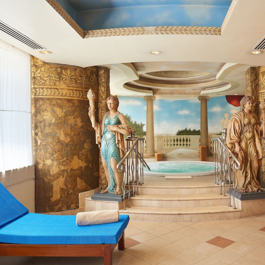 Body treatments, aromatherapy, body scrubs, facials, 1 treatment room