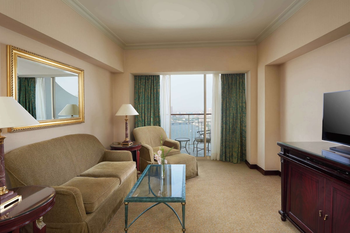 Suite, 1 habitación (1 King Bed, Nile View) | Zona de estar | Televisión LED de 40 pulgadas con canales por satélite, una televisión