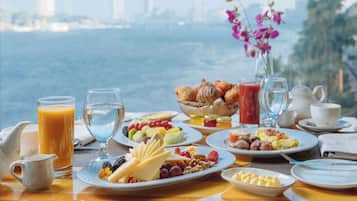 Desayuno buffet todos los días (USD 15 por persona)