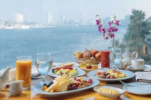 Desayuno buffet todos los días (USD 15 por persona) 