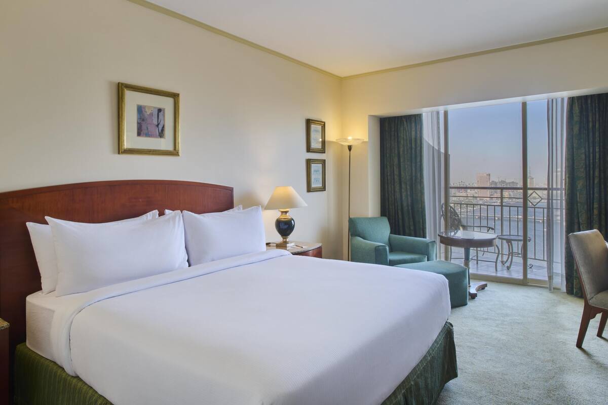 Kamar Standar, 1 Tempat Tidur King (High Floor, Nile View) | 1 kamar tidur, minibar, brankas, dan meja kerja