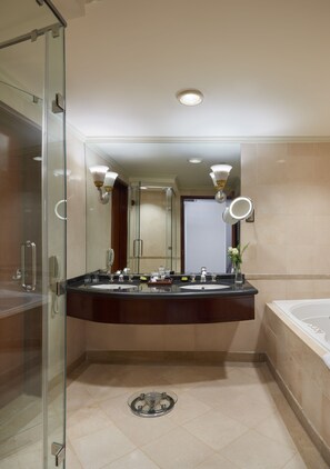 Bañera, artículos de higiene personal gratuitos y secador de pelo
