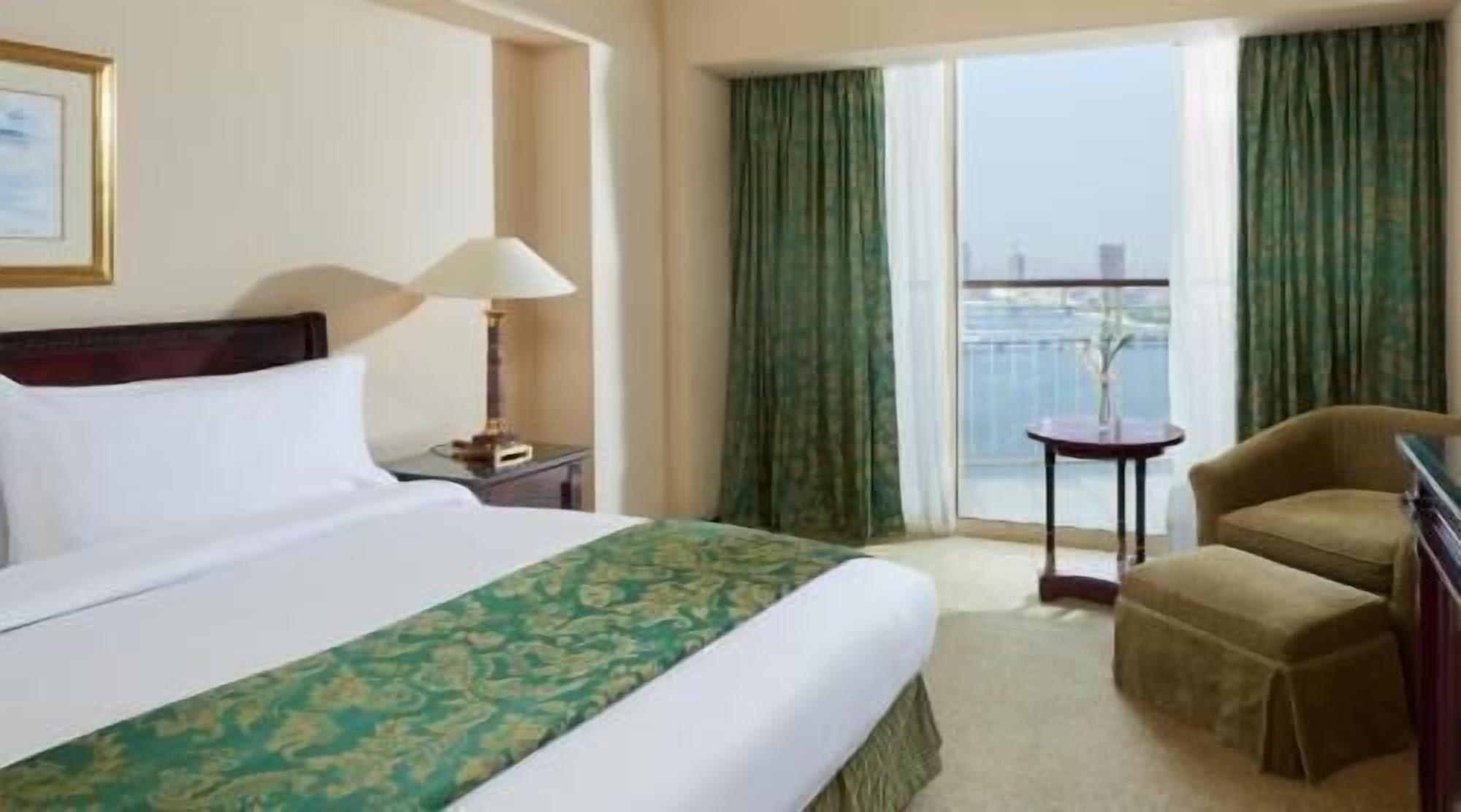 1 غرفة نوم وميني بار وخزنة داخل الغرفة وبديكورات فريدة لكل غرفة