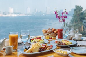 Se ofrece un desayuno bufé todos los días (por un coste adicional)
