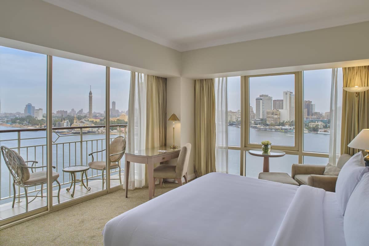 Værelse - 1 kingsize-seng - hjørneværelse | 1 soveværelse, minibar, pengeskab på værelset, individuelt design