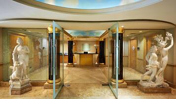 Body treatments, aromatherapy, body scrubs, facials, 1 treatment room