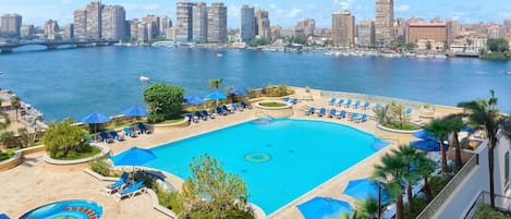 Alberca al aire libre y camastros