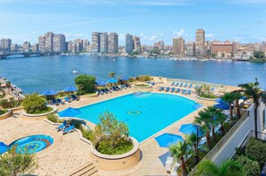 室外游泳池，提供日光浴躺椅