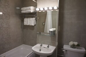 Luxury Double Room | Bathroom | Free toiletries, hair dryer, towels - Abbey Hotel (Dublin)