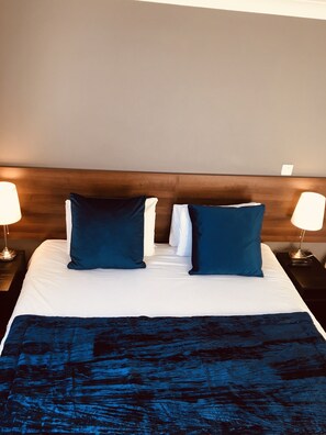 Luxury Double Room | Desk, iron/ironing board, free cribs/infant beds, free WiFi - Abbey Hotel (Dublin)