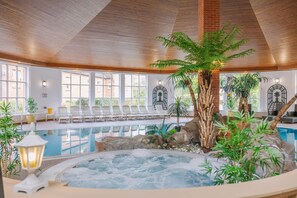 Piscina coperta, con ingresso dalle 07:30 alle 20:30, lettini