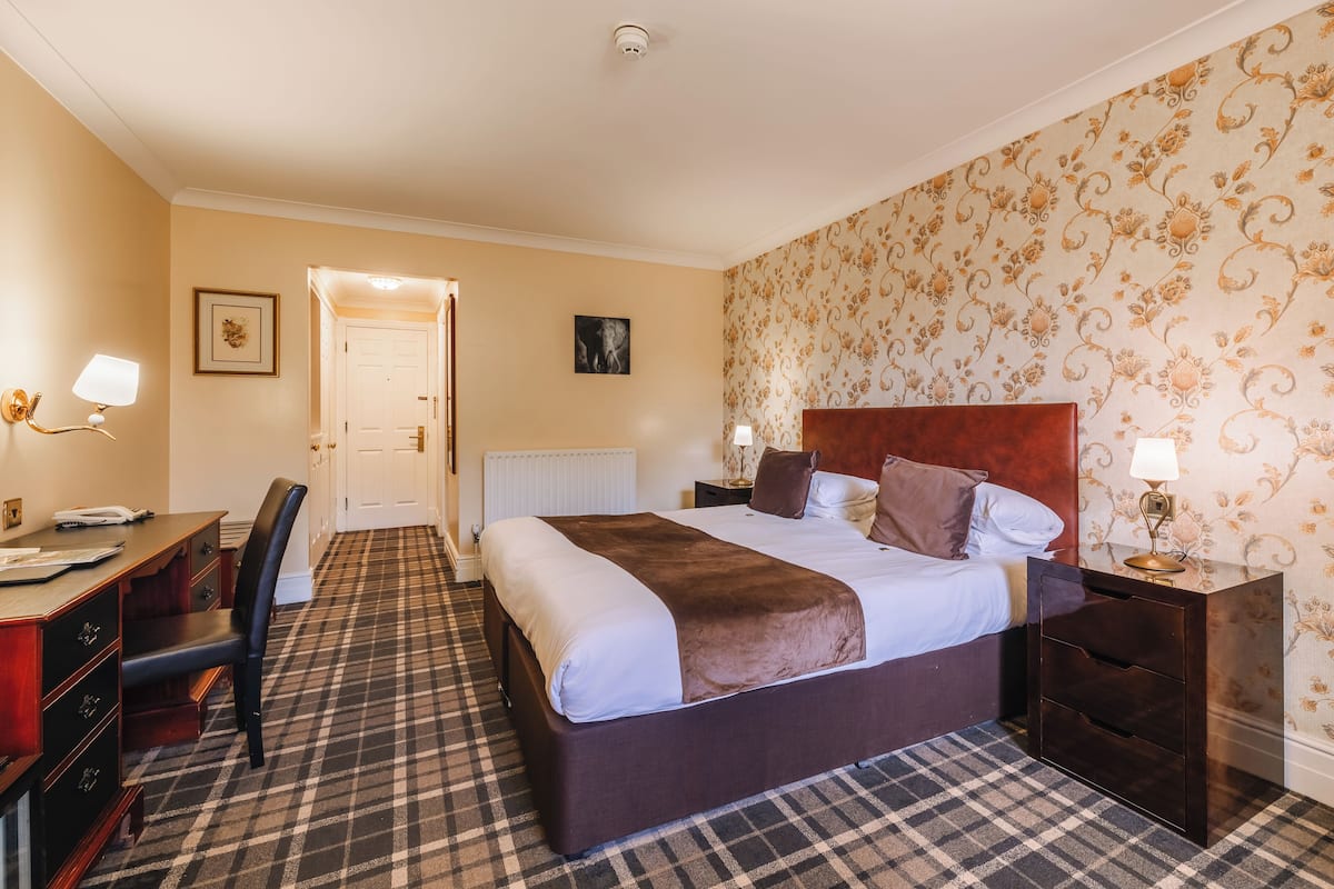 Junior Suite | Két bảo mật tại phòng, bàn, bàn ủi/dụng cụ ủi quần áo, bộ trải giường