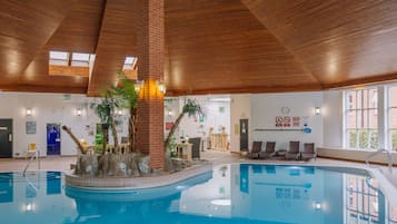 Innenpool, geöffnet von 07:30 Uhr bis 20:30 Uhr, Liegestühle