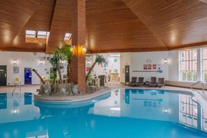 Piscine couverte, accès possible de 07 h 30 à 20 h 30, chaises longues