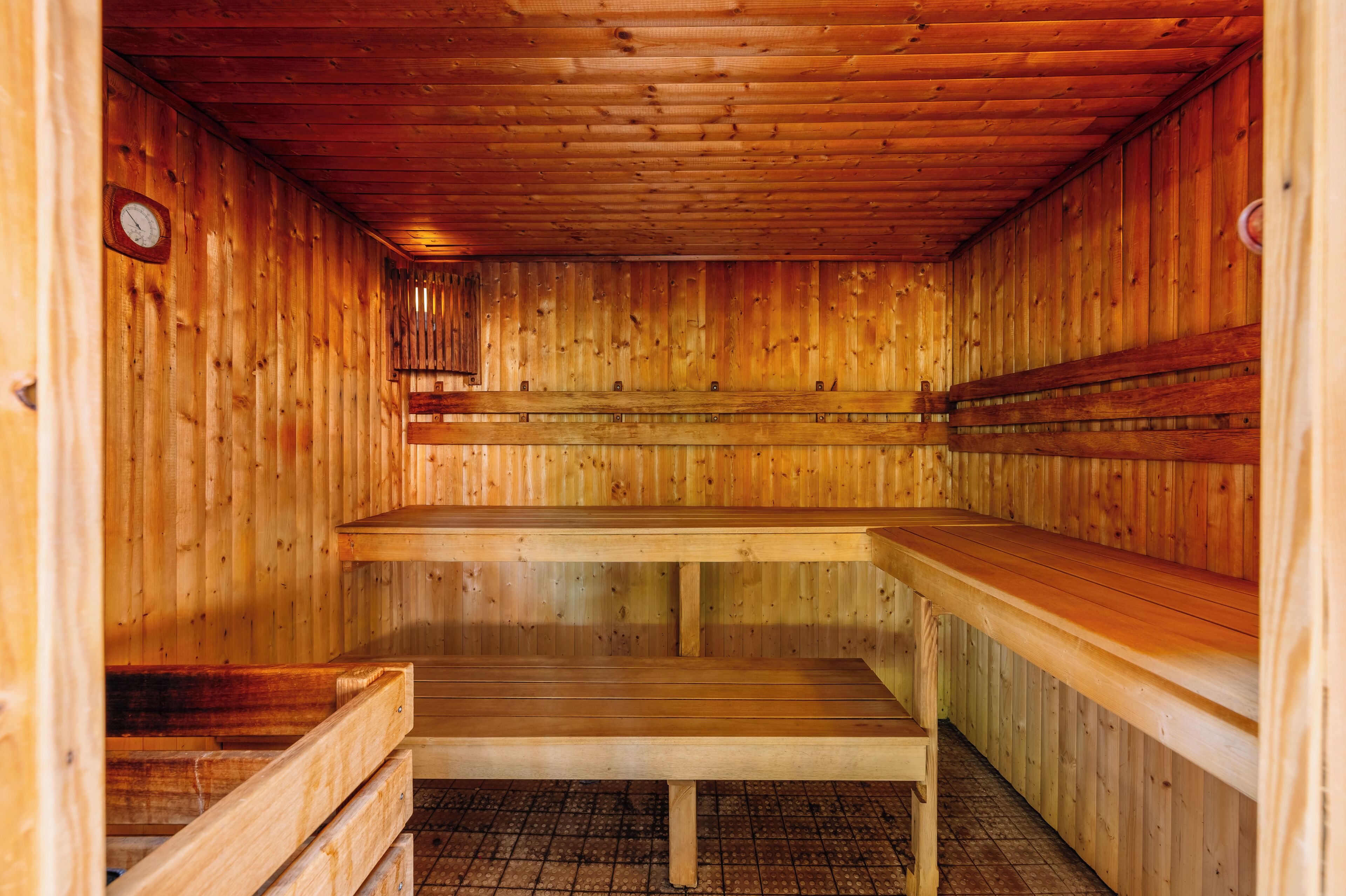Eine Sauna mit Holzwänden und -bänken.