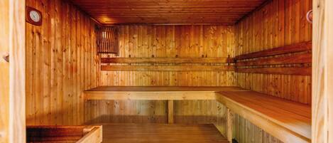 Eine Sauna mit Holzwänden und -bänken.